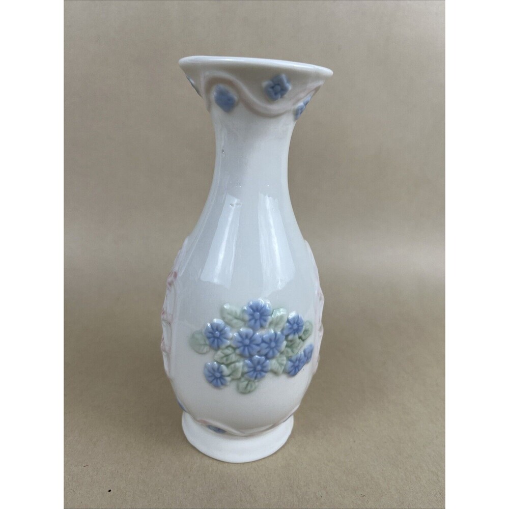 VTG Ceramic Flower Vase Raised‎ Accents floral display craft 6.75” Tall Rare